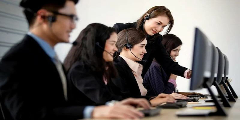 Nhân viên tư vấn trực 24/7